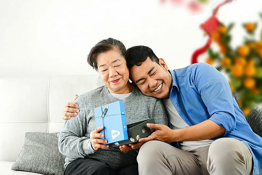 Một lời chúc ý nghĩa kèm theo một món quà thiết thực sẽ khiến mẹ cảm động lắm đấy