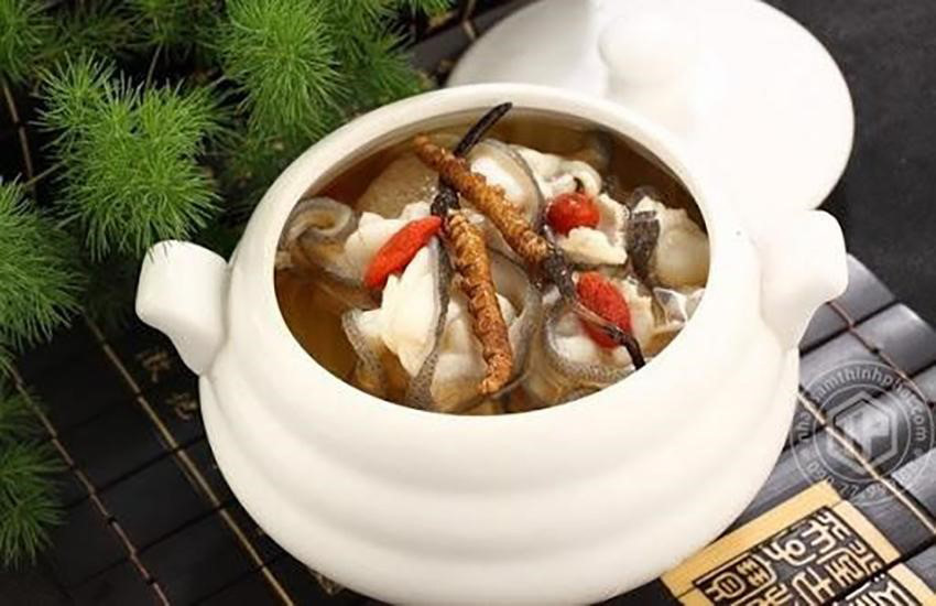 Canh gà đông trùng hạ thảo là món ăn bổ dưỡng, rất tốt cho sức khỏe