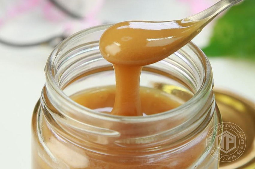 Mật ong Manuka còn chứa phấn hoa và keo ong nên có màu vàng đục  và mùi thơm đặc trưng